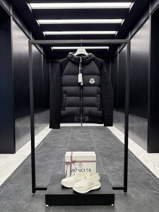 特级羽绒Moncler X Christopher Raxxy 明星同款 男女款凹凸压花加厚针织连帽羽绒外套. 出厂标配全套柜台礼盒包装. 原版飞机盒,原版购物