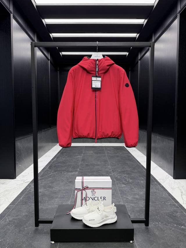 特级羽绒Moncler Batisse男士连帽短款羽绒夹克外套.原版购入开发,鹅绒填充.条码款号齐全,对应官网一致.吊牌内置Nfc电子感应防伪.支持多重防伪验证
