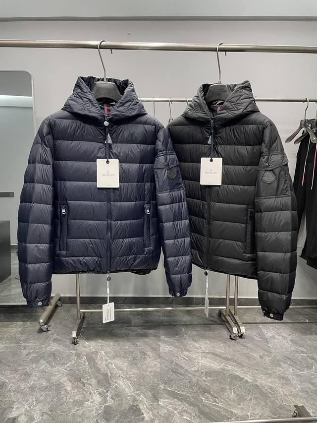 男士鹅羽绒服！Mon25Fw秋冬新款高密度尼龙防风拉链鹅羽绒夹克，男士绗缝刺绣标识连帽时尚休闲保暖鹅绒羽绒服外套！ 贸易公司渠道稀出，同步官网发售18730Rm