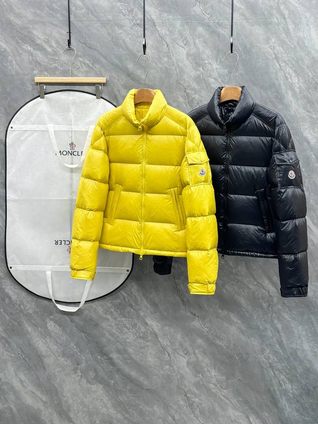 合照 Mon25Ss新品Levitha男士短款羽绒夹克外套。其设计理念和工艺细节彰显了高端户外服饰的精髓。 外套采用了独特的Super Laqué面料，这是一种