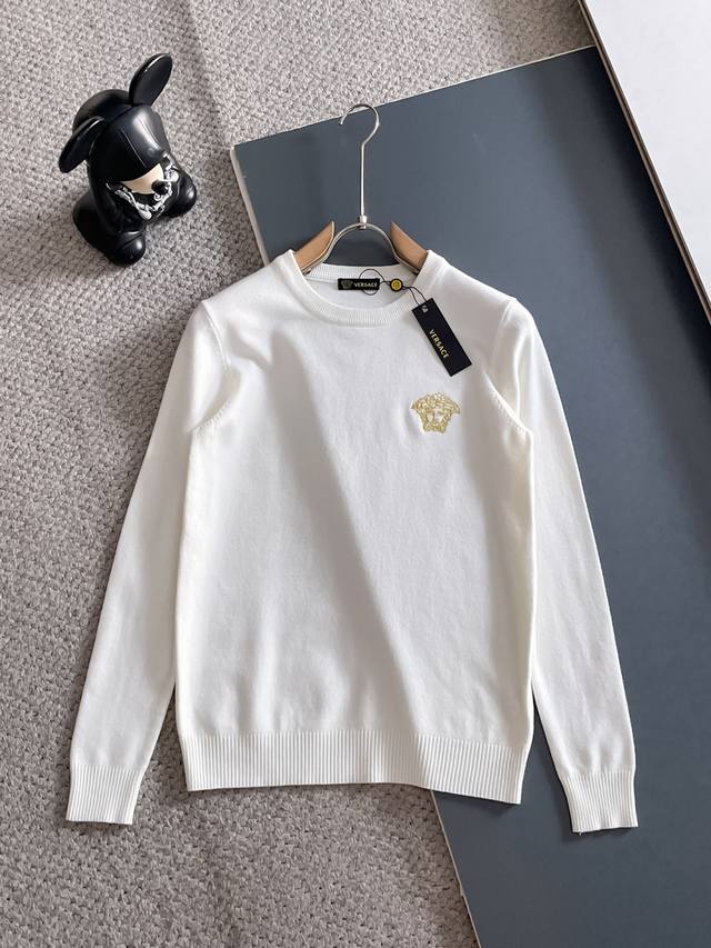 2025秋冬新款羊毛毛衣 高品质意大利进口羊毛混纺面料，高密度针织，时尚百搭毛衣，帅气十足。经典Logo标志 更耐穿更加不易变形，专柜版型，各种风格都能轻松Ho