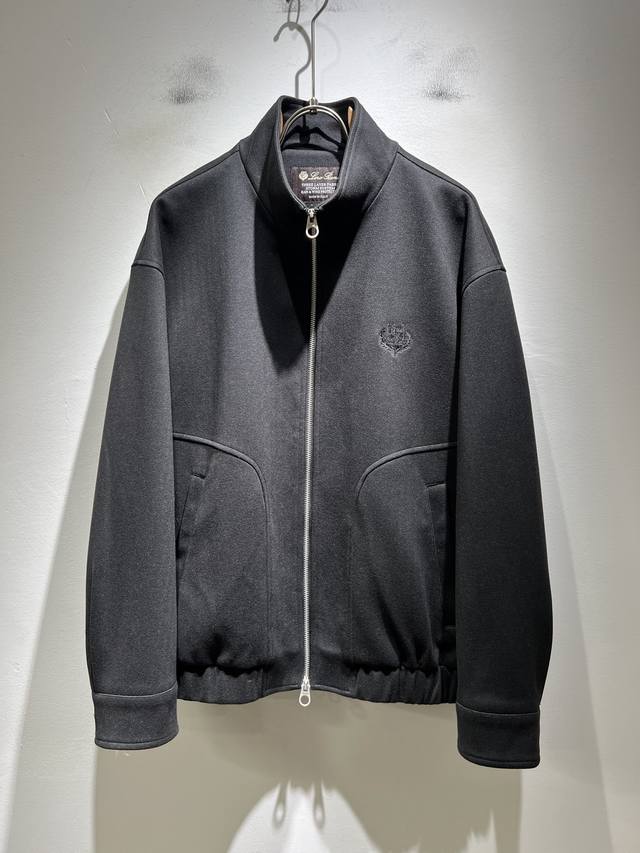 Loro piana诺悠翩雅 2025秋冬新品男士休闲羊毛夹克外套，外贸公司订单！客供羊毛材质，胸前Logo刺绣设计！袖子皮革Logo图案设计！经典的专有织物之