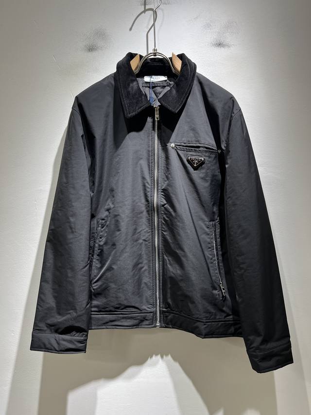prad*A普*达2025秋冬休闲夹克外套，最新时尚休闲拉链夹克，时尚夹克外套此款夹克外套选用了p家专业定制的轻薄科技面料制成，表面整洁光滑且富有光泽，质感透过