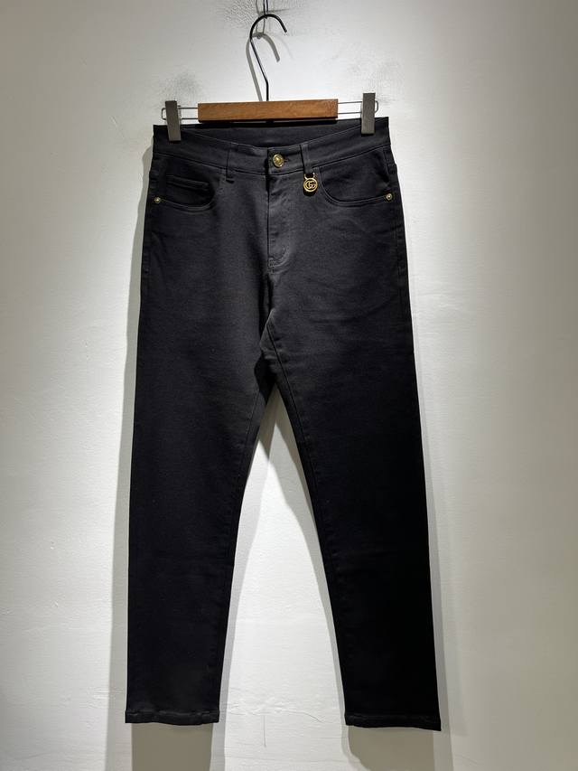 Guc*古奇 2025秋冬新品男士高端休闲百搭四季通勤修身剪裁牛仔裤！对于粉丝来说，这样大气的经典设计足矣一眼种草，是今年所有牛仔裤当中最帅的一个系列，我只需要