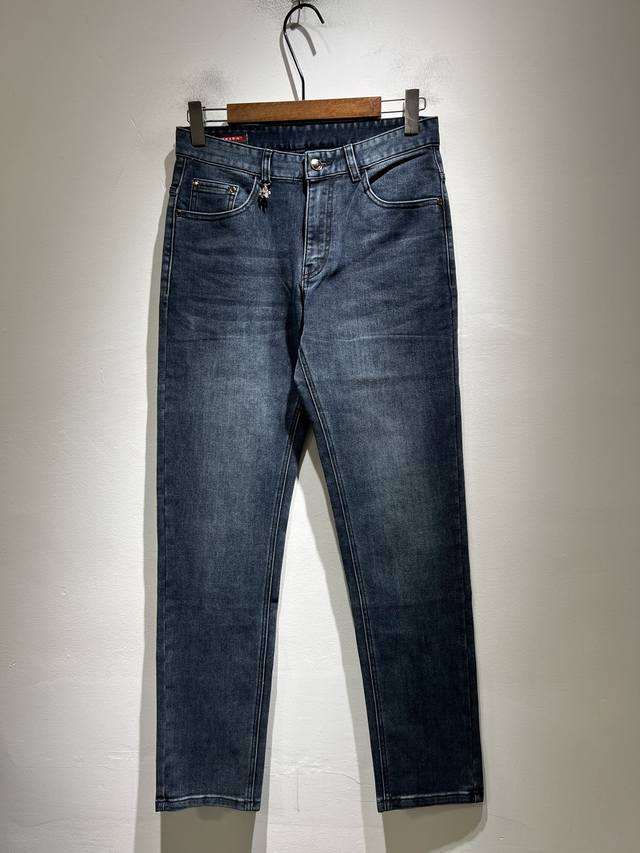 pra*Da 普拉达 2025秋冬新品发售！牛仔高级百搭实用主义不哗众取宠！港澳台地区限定款！！立体裁剪纯棉材质！台湾外贸公司承接、材质精致细腻似乎是普拉达专利