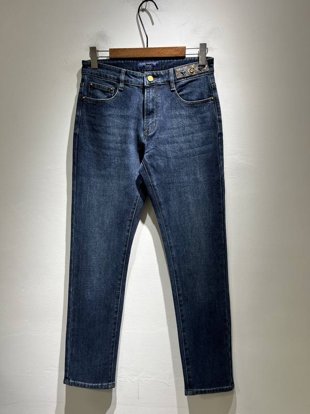 Louis Vuitto*路易*登2025秋冬新款男士经典水洗小直筒牛仔长裤。绝佳的上身性能，百搭之选，超值性价比分享！！作为男生简约元素经典搭配，路遇路易经典