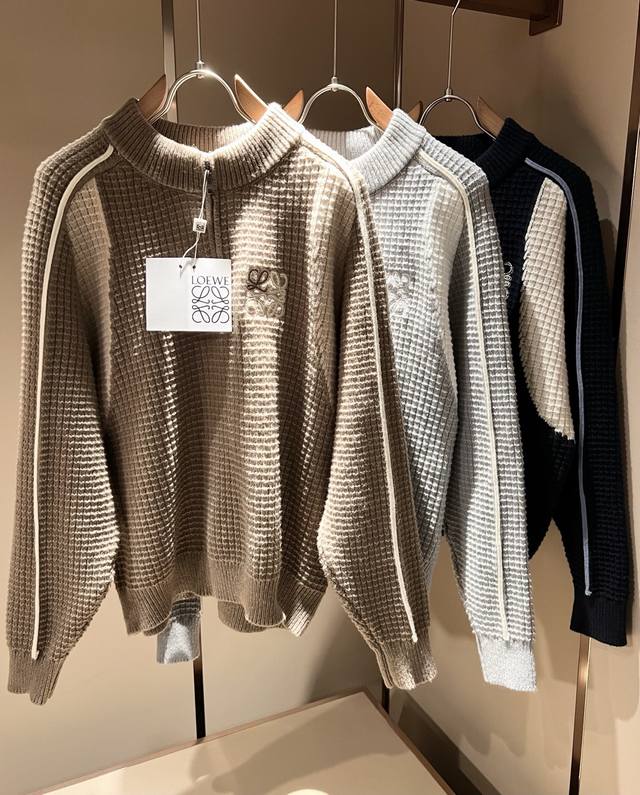 Lo*We 罗*威2025秋冬新款男女同款针织羊毛衫，贸易公司渠道货，2025年最新品，官柜同步售卖，经典明星级单品！Lo*We家的皮具单品在整个时装圈最有极高