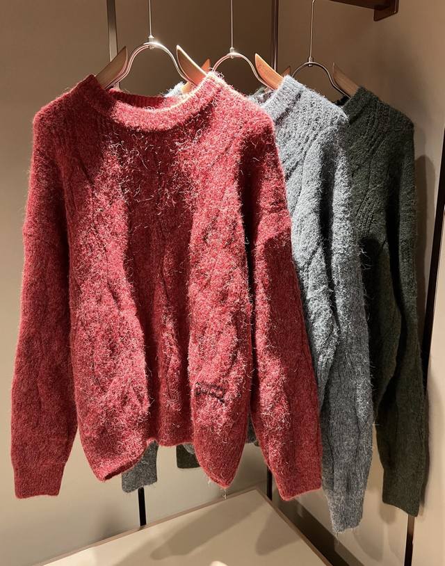 Guc*I 古家 2025秋冬新款男女同款 针织羊毛衫，下摆标志Logo刺绣设计！贸易公司渠道稀出，同步官网发售！G家秋冬系列情侣毛衣上线，设计经典配色钩织设计