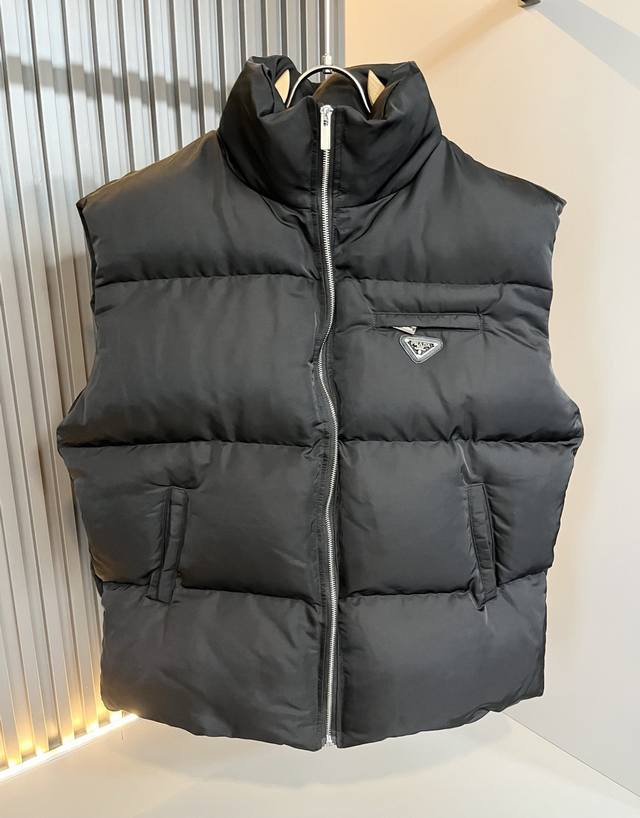 prad*A普*达2025秋冬休闲棉服马甲外套，最新时尚休闲拉链夹克，时尚夹克外套此款夹克外套选用了p家专业定制的轻薄科技面料制成，表面整洁光滑且富有光泽，质感