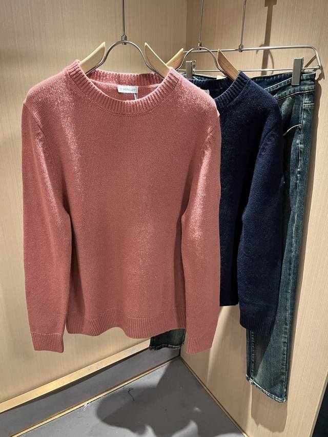 Moncl*R蒙*口 2025秋冬男女同款情侣款最新的贸易订单针织羊毛衫，全品相！！网红款！工艺采用针织羊毛钩织，袖子简单Mon标识Logo徽章设计！不僵硬，整