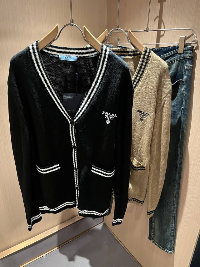 prad*A普*达2025秋冬新款男士针织羊毛开衫，最新款全网独家首上！！~既经典有时尚百搭，谁不爱啊，将经典再次展现，非常的耐看，自带低奢光环与辨识度！pr*