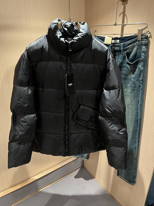 Fen*Di芬*迪 原单代购精品2025年秋冬官网最新款男女同款羽绒外套原版订制客供聚酯纤维面料，品牌Logo工艺设计！材质标志彰显品牌特征，萌萌哒，面料内里充