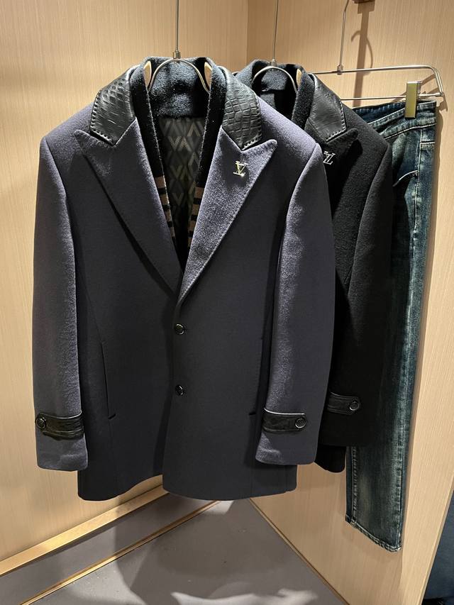 Louisvuit*路易*登 2025秋冬最新羊毛呢中长款大衣外套，贸易公司渠道稀出，同步官网发售！2025 年全新系列单品上线，胸前设计五金标识Logo五金修