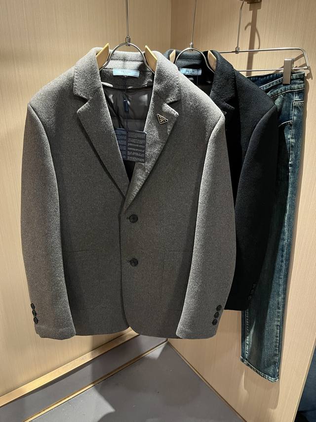 prad*A普*达2025秋冬休闲羊毛呢西装夹克外套，最新时尚休闲夹克，时尚夹克外套此款夹克外套选用了p家专业定制羊毛呢面料制成，表面整洁光滑且富有光泽，质感透