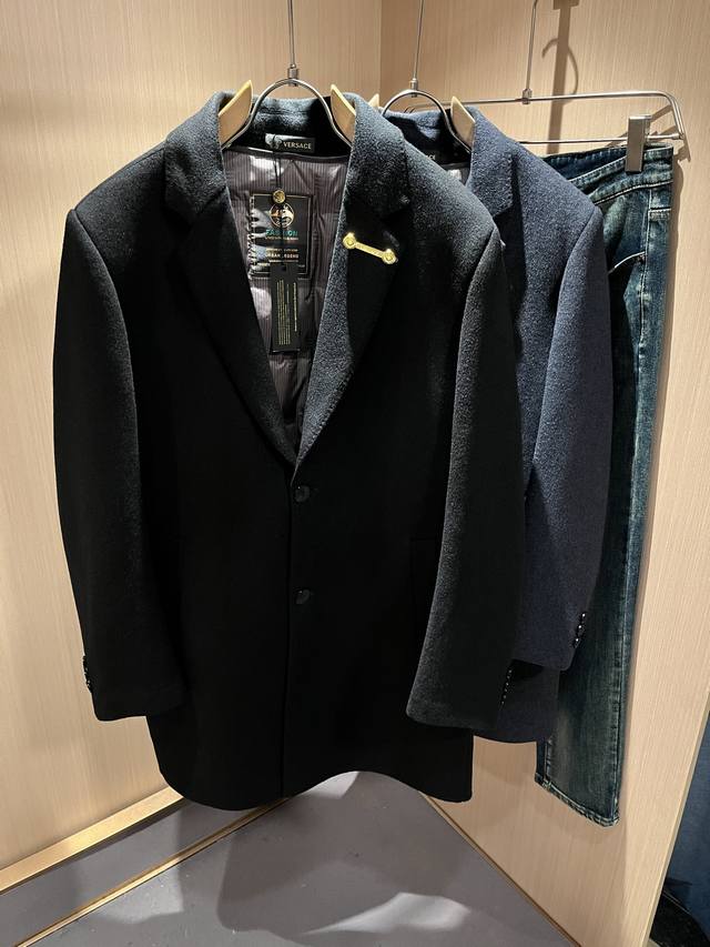 Vers*Ce 范*哲 2025秋冬新品原单假两件羊毛呢大衣夹克外套，Vers*Ce 范*哲 贸易公司渠道 产品 值的推荐毛衣 ，美杜莎Logo图像五金设计！装