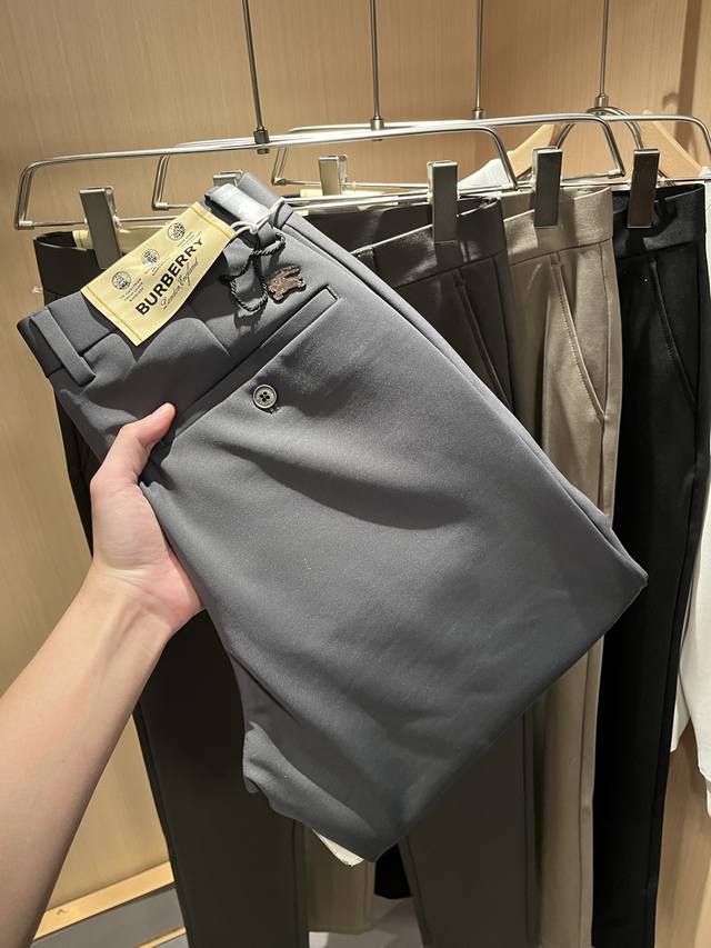 Burber*Y巴*莉 2025秋冬男士休闲西裤,男士经典基础款小直筒裤 简洁纯色百搭款五金Logo辅料配合 经典内里英伦风条包边,标志性明显,衣橱必备,专柜在 Burber*Y巴*莉 2025秋冬男士休闲西裤,男士经典基础款小直筒裤 简洁纯色百搭款五金Logo辅料配合 经典内里英伦风条包边,标志性明显,衣橱必备,专柜在