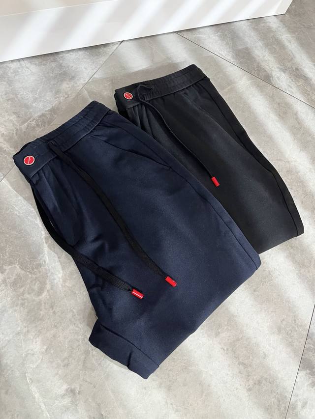 Kiton 2025秋冬新品男士高端休闲百搭四季通勤修身剪裁休闲裤！对于粉丝来说，这样大气的经典设计足矣一眼种草，是今年所有牛仔裤当中最帅的一个系列，我只需要看