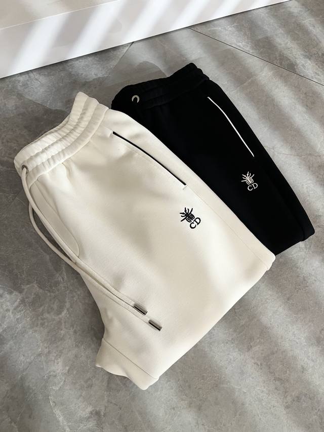 Dior 迪奥 2025秋冬新款男士休闲裤，高端品质之选 一款松紧腰抽绳休闲卫裤兼备的百搭裤装，也是男士衣橱里不可缺少的搭配神器，属于实穿型的经典款式！整条休闲