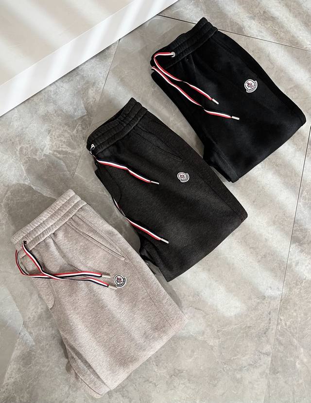 Moncl*R蒙*口2025秋冬最新的贸易订单休闲裤！全品相！！后幅Logo图案刺绣设计！定制专属纯棉面料剪裁！上身舒适透气，不僵硬，整体有着丰富的立体感，品质