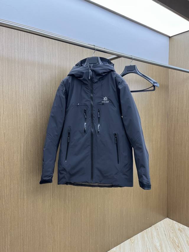 秋冬羽绒 Kailas 凯乐石 男士内胆户外休闲运动连帽羽绒服，保暖硬壳户外优选。 一款专为户外休闲运动爱好者设计的时尚， 凯乐石男士内胆的设计独具匠心，时尚的