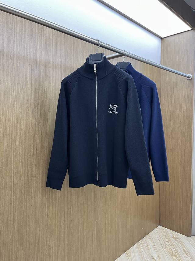 秋冬爆品 Arc 2540Aw秋冬新款 同步 时尚经典针织开衫毛衣 秋冬必备款 采用针织衫加厚毛衣，精致简洁大方 品牌元素点缀设计 没有过多复杂的工艺 玩的就是