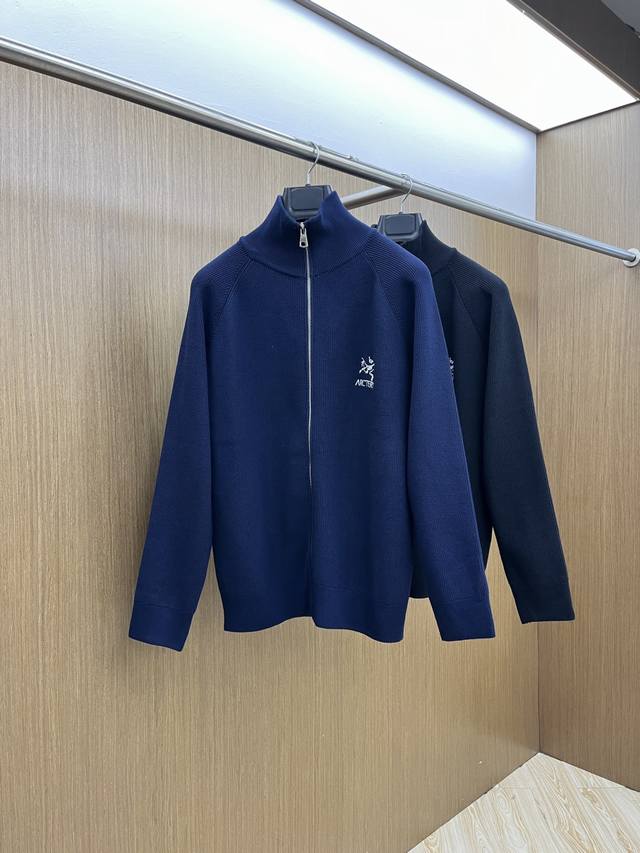秋冬爆品 Arc 2540Aw秋冬新款 同步 时尚经典针织开衫毛衣 秋冬必备款 采用针织衫加厚毛衣，精致简洁大方 品牌元素点缀设计 没有过多复杂的工艺 玩的就是