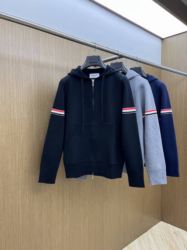 秋冬爆品 Tb 2540Aw秋冬新款 同步 时尚经典针织开衫毛衣 秋冬必备款 采用针织衫加厚毛衣，精致简洁大方 品牌元素点缀设计 没有过多复杂的工艺 玩的就是设