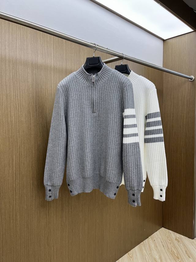 秋冬爆品 Tb 2540Aw秋冬新款 同步 时尚经典针织毛衣 秋冬必备款 采用针织衫加厚毛衣，精致简洁大方 品牌元素点缀设计 没有过多复杂的工艺 玩的就是设计与