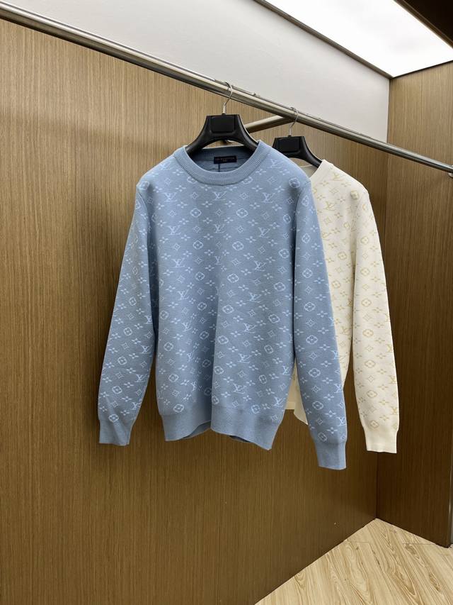 秋冬爆品 Lv 2540Aw秋冬新款 同步 时尚经典针织毛衣 秋冬必备款 采用针织衫加厚毛衣，精致简洁大方 品牌元素点缀设计 没有过多复杂的工艺 玩的就是设计与