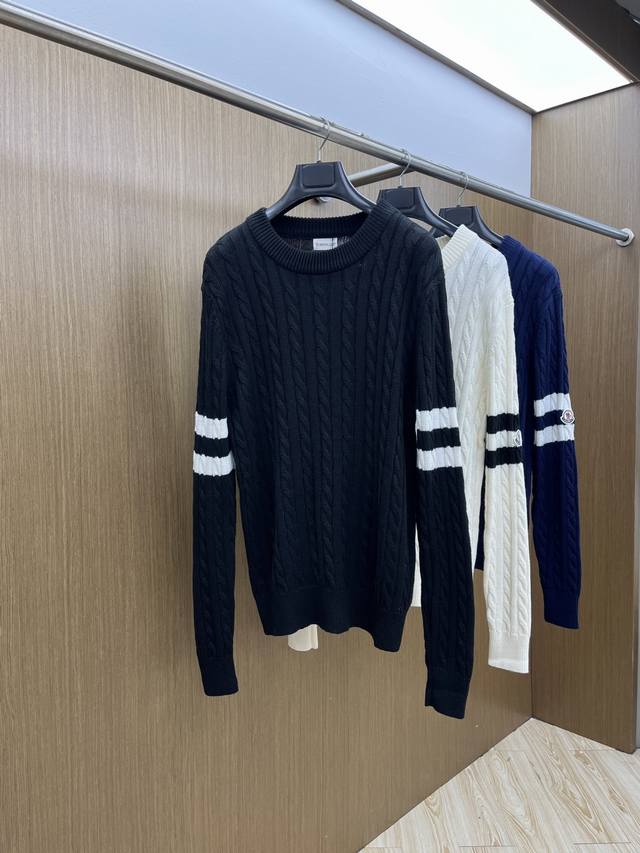 秋冬爆品 Mon 2540Aw秋冬新款 同步 时尚经典针织毛衣 秋冬必备款 采用针织衫加厚毛衣，精致简洁大方 品牌元素点缀设计 没有过多复杂的工艺 玩的就是设计