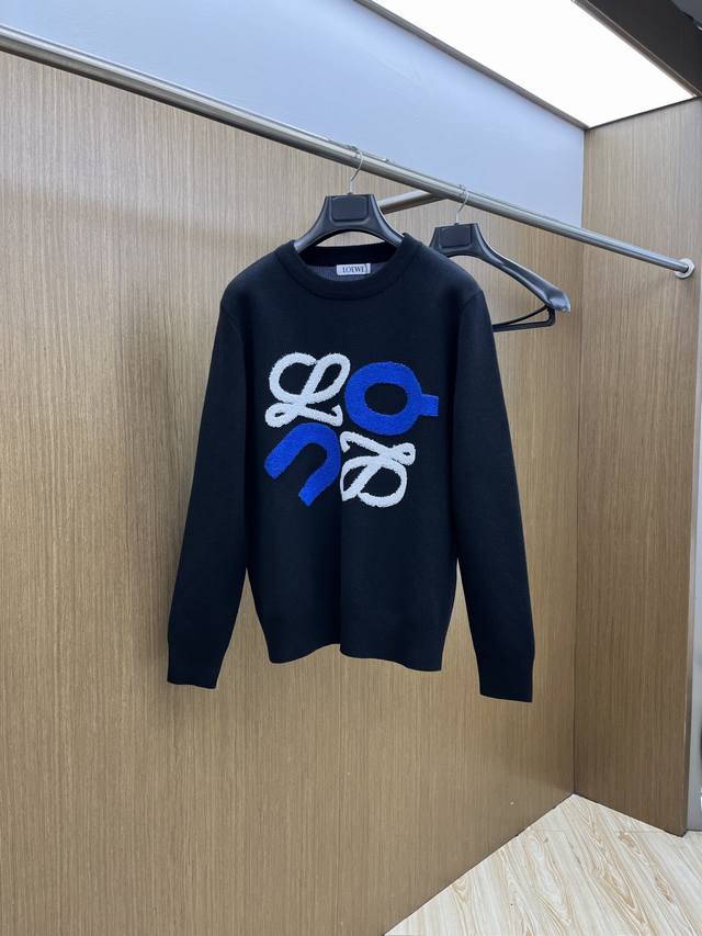 秋冬爆品 Loe 2540Aw秋冬新款 同步 时尚经典针织毛衣 秋冬必备款 采用针织衫加厚毛衣，精致简洁大方 品牌元素点缀设计 没有过多复杂的工艺 玩的就是设计