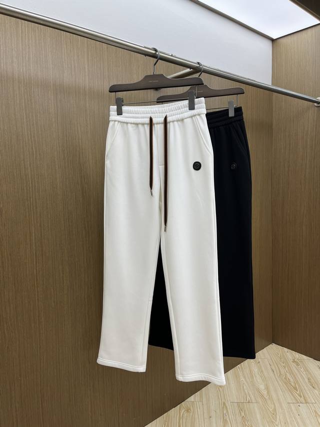 秋冬加绒款 Zz 2540Ss秋冬新款休闲裤加绒直筒 高端版本！定制面料 透气舒适度高，细节无可挑剔。品牌元素设计理念，体现高品质。手感细腻柔软！呈现休闲裁剪，