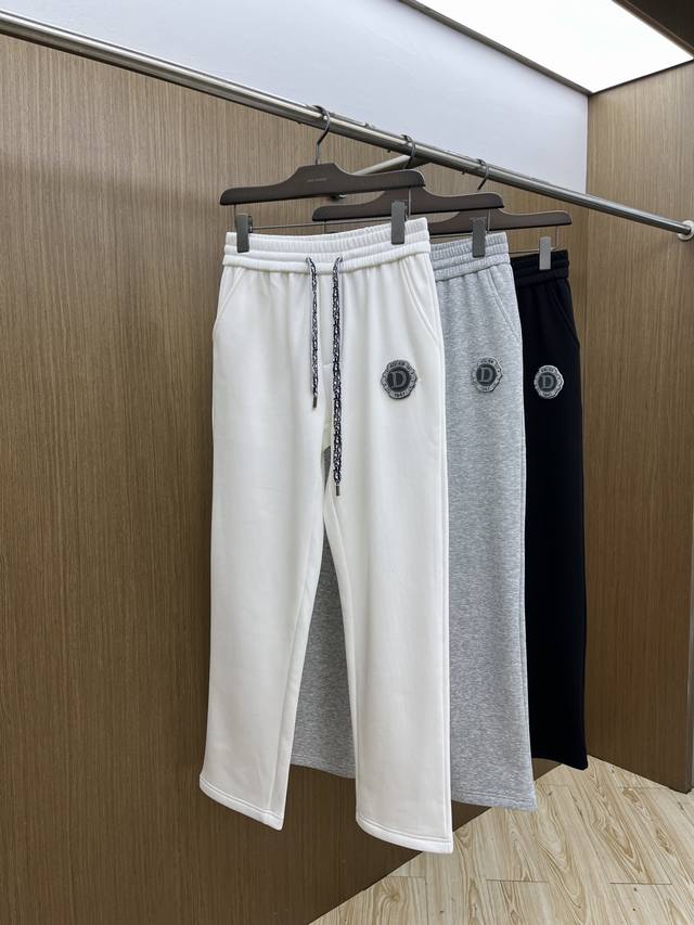 秋冬加绒款 Cd 2540Ss秋冬新款休闲裤加绒直筒 高端版本！定制面料 透气舒适度高，细节无可挑剔。品牌元素设计理念，体现高品质。手感细腻柔软！呈现休闲裁剪，