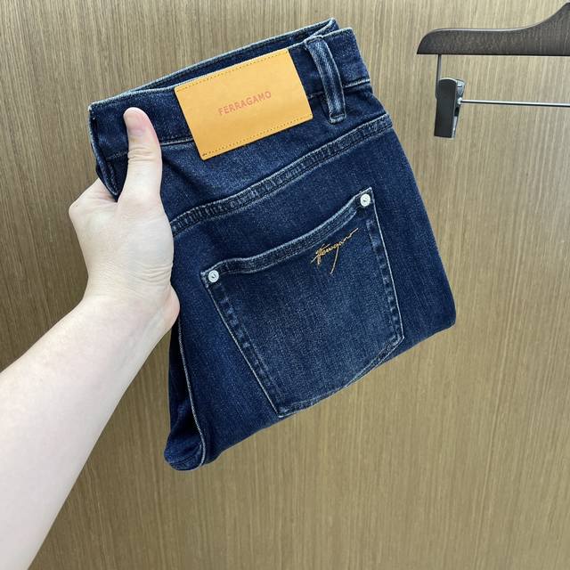 秋冬 Fg高端定制品质 25Ss秋冬最新款原单牛仔裤 柜台同步发售 原版定制复刻 客供五金辅料 原单品质 进口牛仔面料重工洗水 做工走线精细 上身绝佳，优选单品