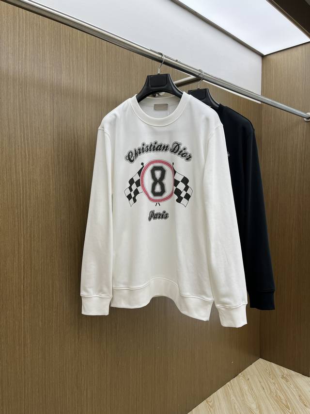 秋冬 Cd Fw早秋新款圆领卫衣，男女同款！独特吸引人的眼球，这一款卫衣品相品质都在线，舒适度，一如既往的版型，时髦度，包括面料、裁剪工艺上，都是下足了功夫！立