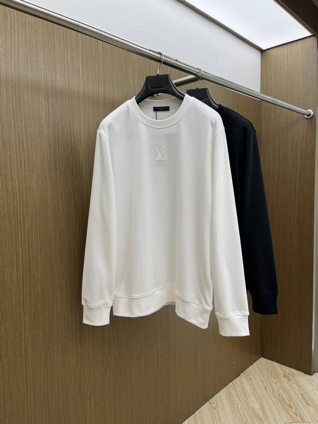 秋冬 Lv Fw早秋新款圆领卫衣，男女同款！独特吸引人的眼球，这一款卫衣品相品质都在线，舒适度，一如既往的版型，时髦度，包括面料、裁剪工艺上，都是下足了功夫！立