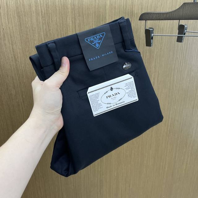 秋冬 pd 2540Ss秋冬新品，官网同步有售，男士高端商务休闲西裤，高端进口面料，带弹力，后面采用硅胶字母压胶，五搭配，即经典又时尚，合体裁缝，上身效果无约束