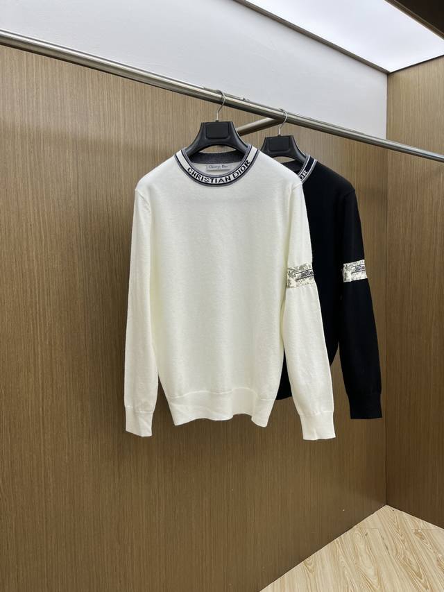 秋冬 Cd Fw秋冬新款 同步 时尚经典基础款提花拼色针织 秋冬必备款 采用羊毛混纺针织衫加厚毛衣，精致简洁大方Logo点缀设计 没有过多复杂的工艺 玩的就是设