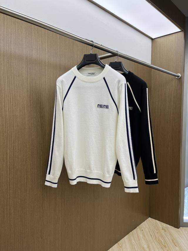 秋冬 Miufw秋冬新款 同步 时尚经典基础款提花拼色针织 秋冬必备款 采用羊毛混纺针织衫加厚毛衣，精致简洁大方Logo点缀设计 没有过多复杂的工艺 玩的就是设