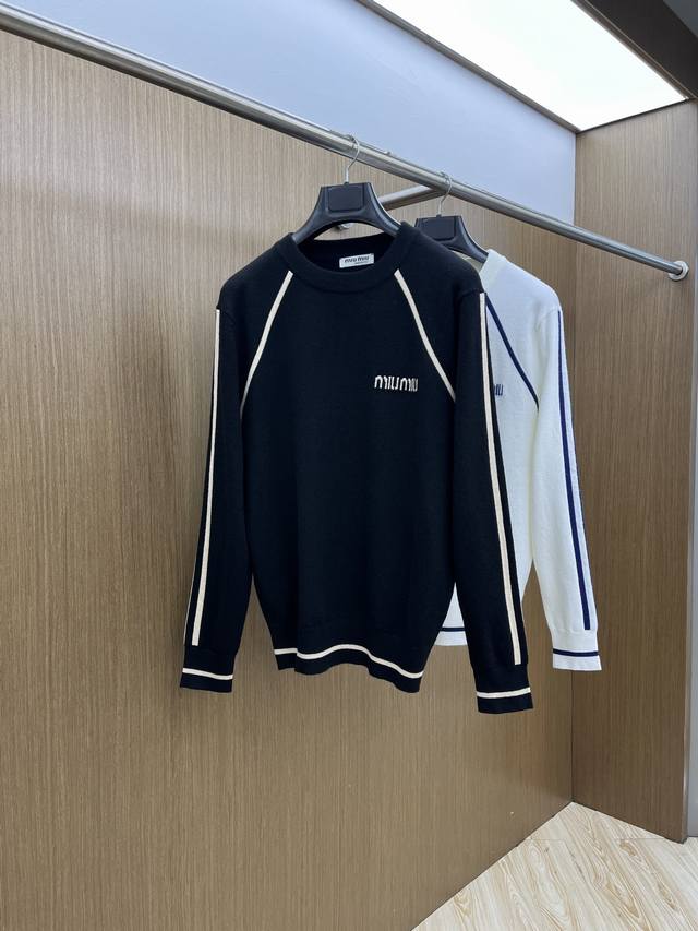 秋冬 Miu Fw秋冬新款 同步 时尚经典基础款提花拼色针织 秋冬必备款 采用羊毛混纺针织衫加厚毛衣，精致简洁大方Logo点缀设计 没有过多复杂的工艺 玩的就是