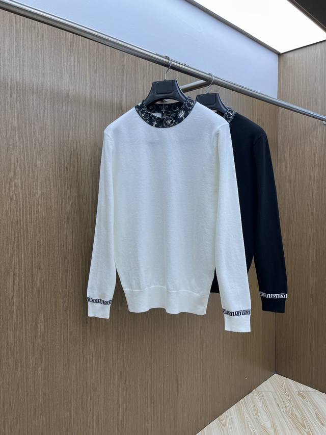 秋冬 Ver Fw秋冬新款 同步 时尚经典基础款提花拼色针织 秋冬必备款 采用羊毛混纺针织衫加厚毛衣，精致简洁大方Logo点缀设计 没有过多复杂的工艺 玩的就是