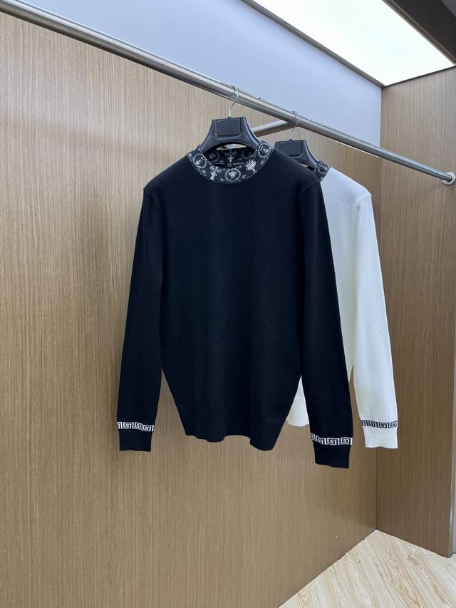 秋冬 Ver Fw秋冬新款 同步 时尚经典基础款提花拼色针织 秋冬必备款 采用羊毛混纺针织衫加厚毛衣，精致简洁大方Logo点缀设计 没有过多复杂的工艺 玩的就是