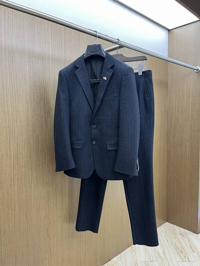 秋冬 套 Guc 2540休闲商务西装套装时尚而舒适的产品,让您在各种场合中都能自信、得体地展现风采。羊毛混纺面料,搭配现代化元素锁扣,呈现最前沿的格调与时尚的 秋冬 套 Guc 2540休闲商务西装套装时尚而舒适的产品,让您在各种场合中都能自信、得体地展现风采。羊毛混纺面料,搭配现代化元素锁扣,呈现最前沿的格调与时尚的