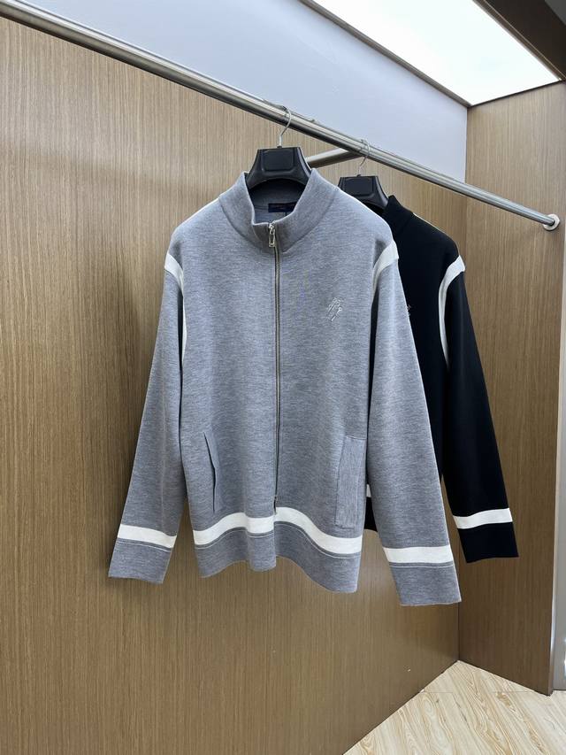 秋冬 Lv 2540新款开衫羊毛毛衣外套 胸前刺绣Logo。贸易公司渠道稀出，领先官网发售！搭配独特的设计，简洁干净、经典时髦的版型设计，属于可随意切换风格的百