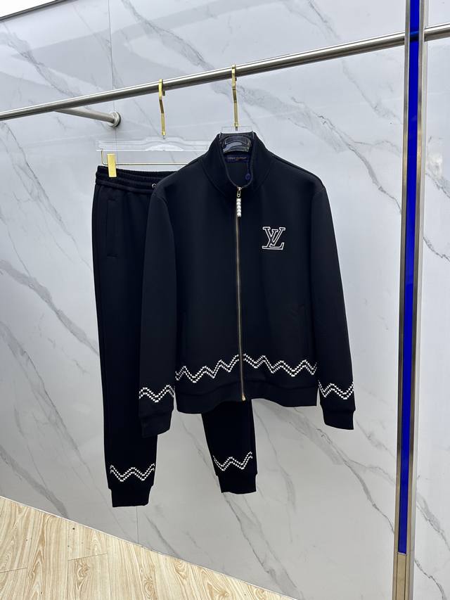 Lv路易威登 2025Ss秋冬新款男士休闲拉链立领套装，精选空气层面料，不起球，久洗不变形，融汇经典品牌Logo设计，顶级的品质专柜在售，顶级制作工艺进口面料，