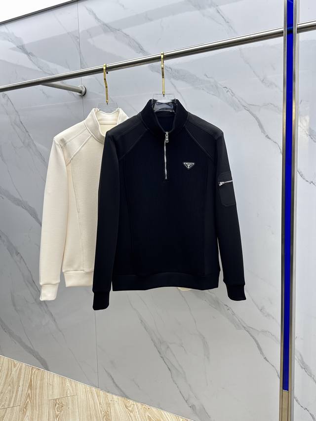 prada普拉达 2025秋冬羊毛混纺半拉链立领针织拼接卫衣 手臂口袋拉链标志，细节上凸显质感 整体设计上身时尚而赋予现代气息感合体的剪裁，领口微微贴合颈部，让