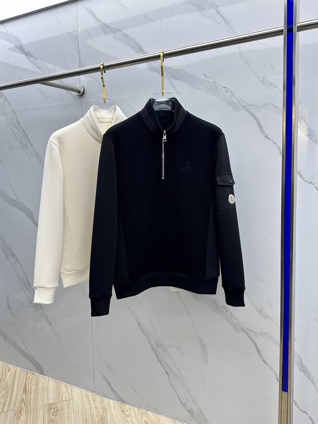 Moncler 蒙口 2025秋冬羊毛混纺半拉链立领针织拼接卫衣 手臂口袋徽章标志，字母纽扣 细节上凸显质感 整体设计上身时尚而赋予现代气息感合体的剪裁，领口微