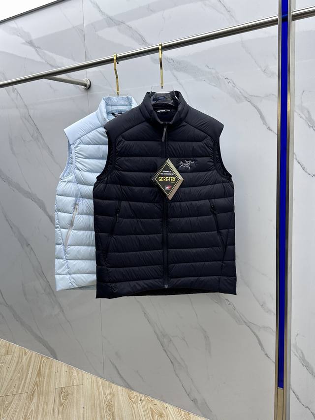 Arctery 始祖鸟Cerium Vest排骨马甲，经典立领+横向绗缝设计，超轻却保暖力满分内填850蓬鹅绒，核心区域更厚实，腋下透气面料活动自如。Storm