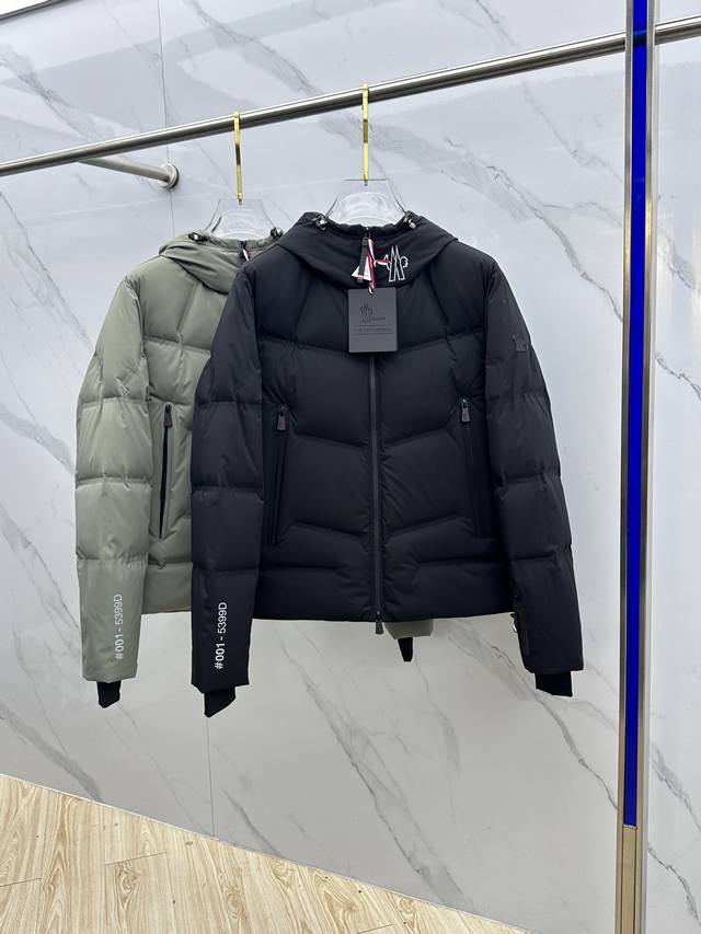 Moner Angren连帽羽绒滑雪 Angren男士羽绒演绎大胆的现代线条。短款连帽如风设计，采用四向弹性府绸面料制成，便于自如活动。这款实用配有功能性拉链和