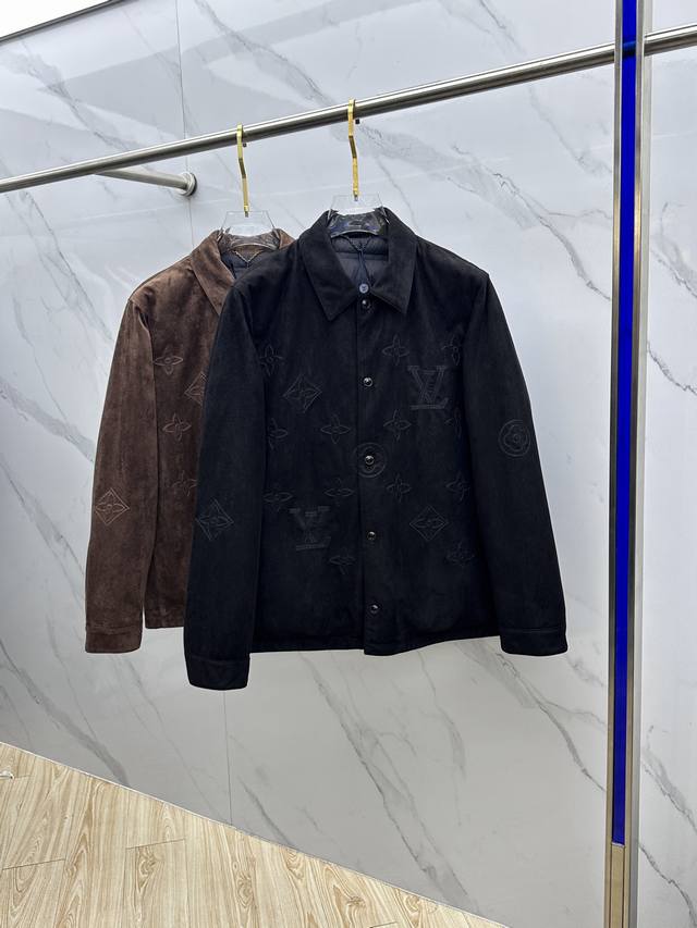 Louis Vuitton路易威登 Monogram提花羽绒夹克外套 经典老花图案，低调奢华。高品麂皮绒面料柔软有质感.内里羽绒秋冬季节穿着超合适。翻领+单排扣
